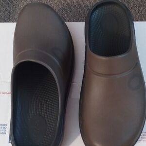 Oofos OOclog Brown to Black W7/M5